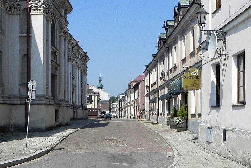 Ulica Staszica. Widok od kościoła franciszkanów (po lewej) w kierunku ulicy Bazyliańskiej i Rynku Wielkiego.