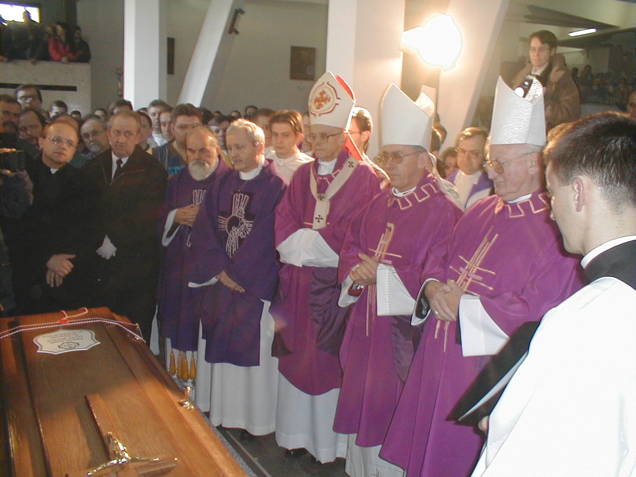 1 kwietnia 2000 r., Krościenko, Poświęcenie i okadzenie trumny i przeniesienie jej do dolnego kościoła. Na zdjęciu: kard. F. Macharski, bp J. Zimniak i bp W. Skworc