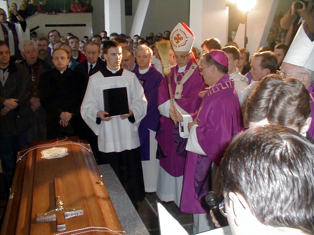 1 kwietnia 2000 r., Krościenko, Poświęcenie i okadzenie trumny i przeniesienie jej do dolnego kościoła. Na zdjęciu: kard. F. Macharski, bp J. Zimniak i bp W. Skworc